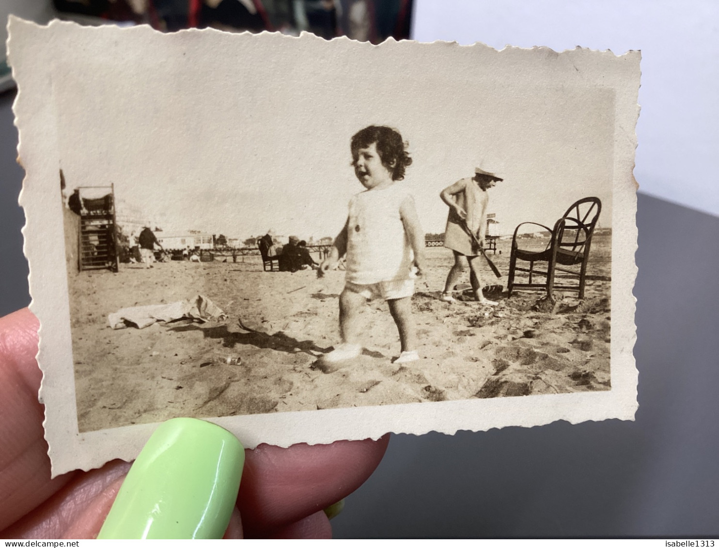 Photo Snapshot 1920 Cannes La Plage, Le Sable à La Mer Fille Avec Pelle à La Main Chaise, Vide Fille Qui Marche Enfants - Anonymous Persons