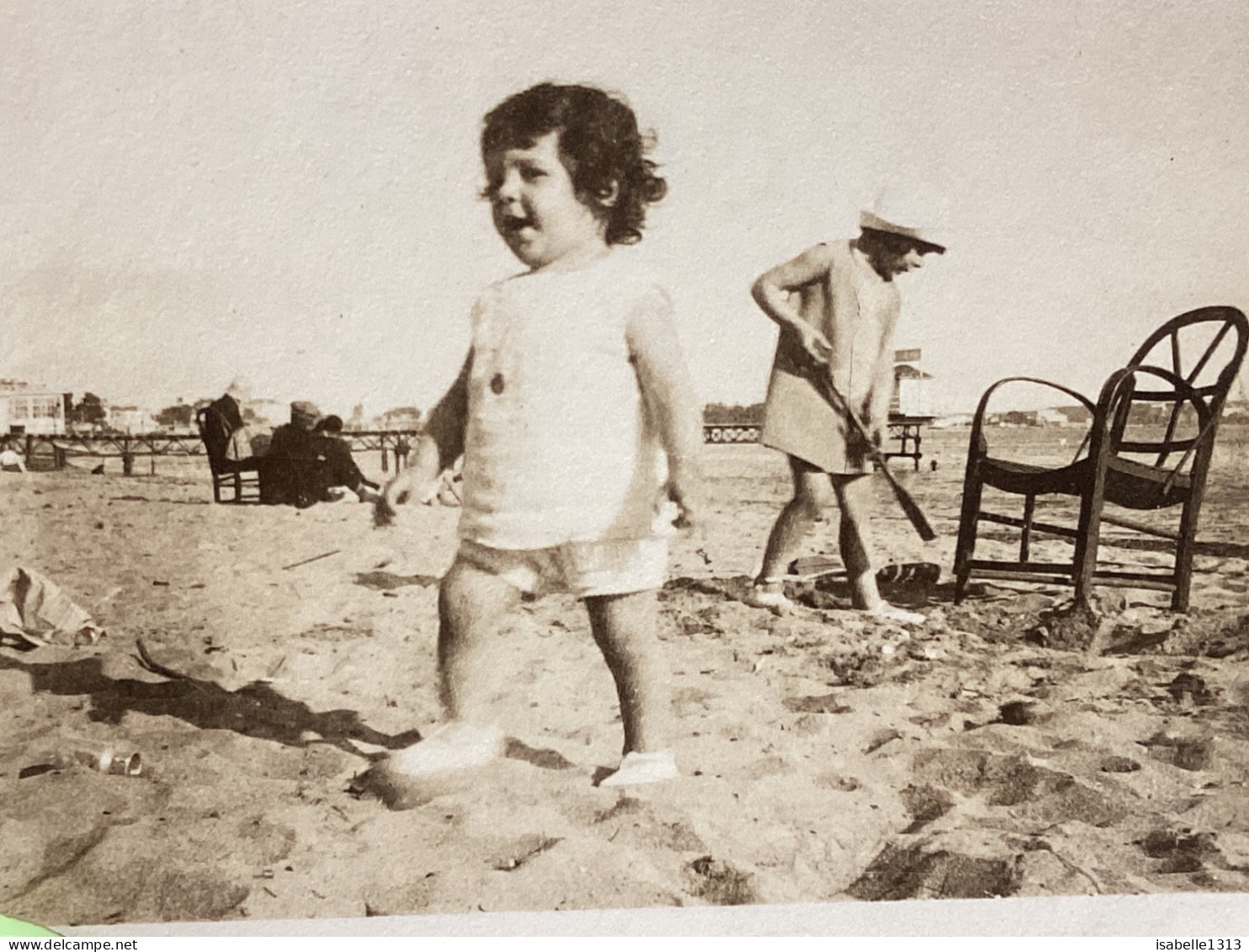 Photo Snapshot 1920 Cannes La Plage, Le Sable à La Mer Fille Avec Pelle à La Main Chaise, Vide Fille Qui Marche Enfants - Anonymous Persons