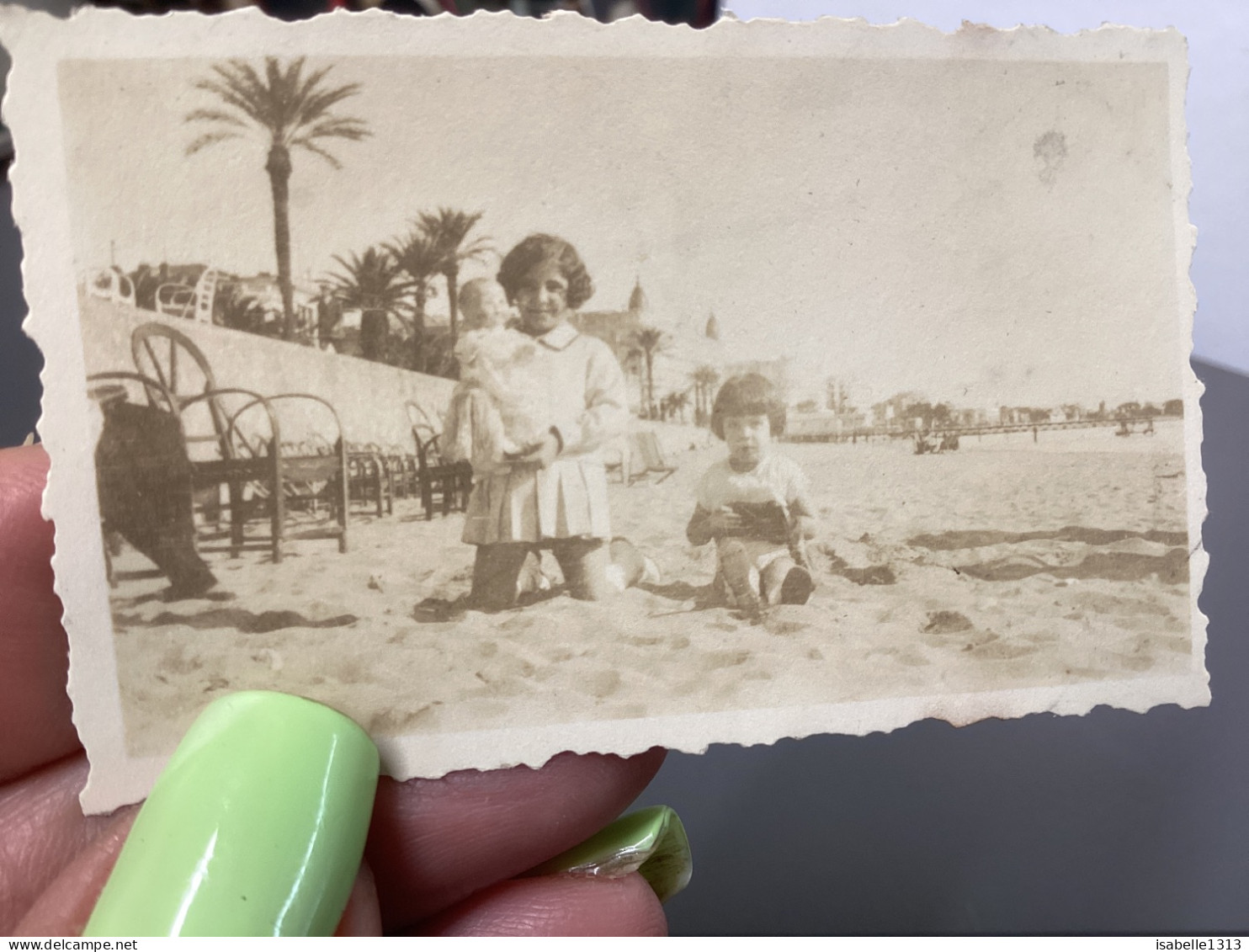 Photo Snapshot 1920 Cannes Petite Fille à Genoux Dans Le Sable à La Plage Poupon Dans Les Mains Fille, Assis Assise à Cô - Personnes Anonymes