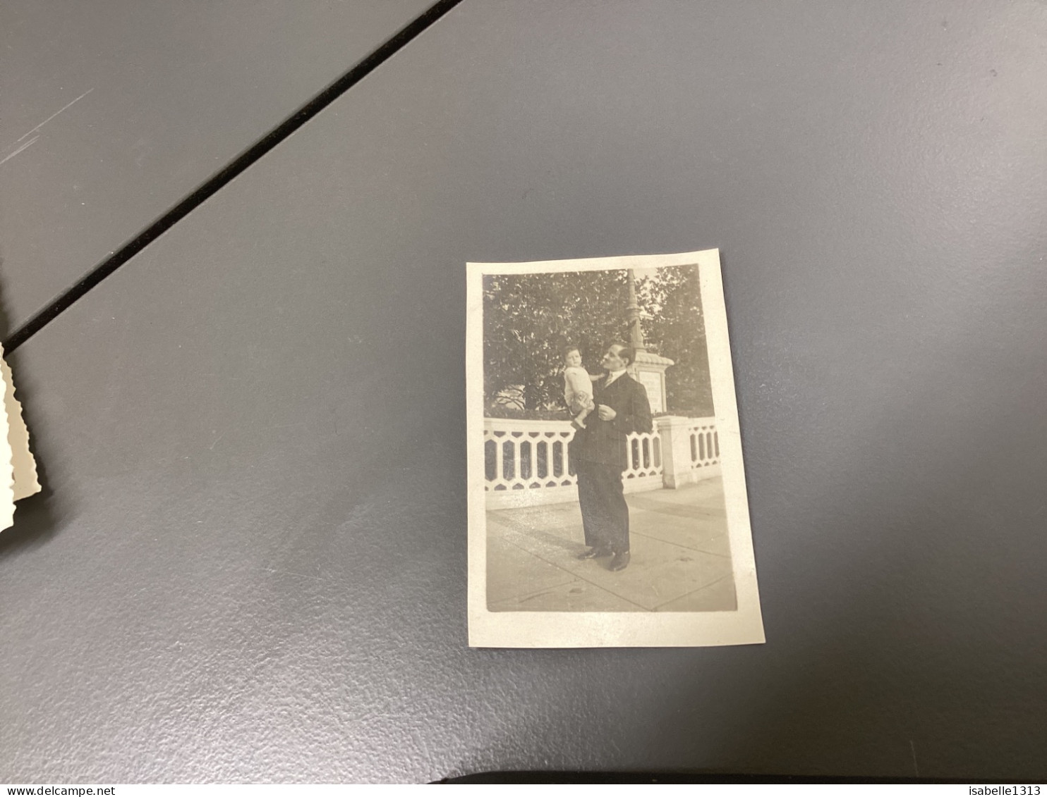 Photo Snapshot 1920 Cannes Femme Sur Cette Terrasse, Avec Un Bébé Dans Les Bras Derrière Monument - Personnes Anonymes