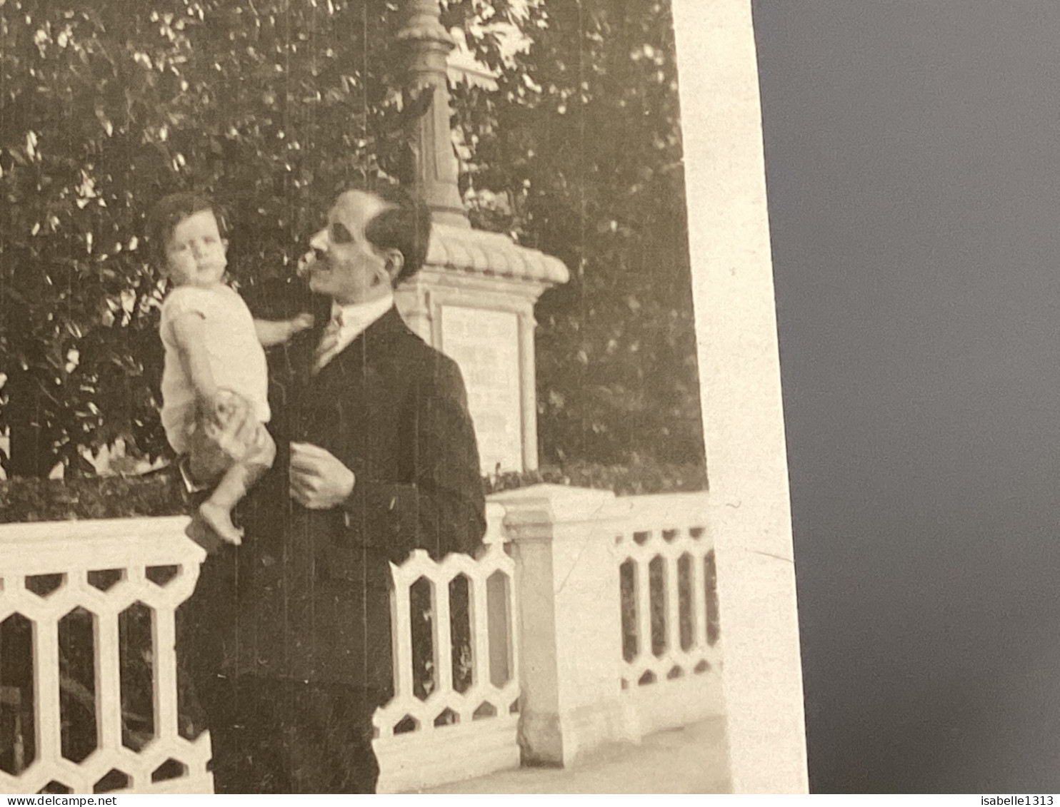 Photo Snapshot 1920 Cannes Femme Sur Cette Terrasse, Avec Un Bébé Dans Les Bras Derrière Monument - Personnes Anonymes