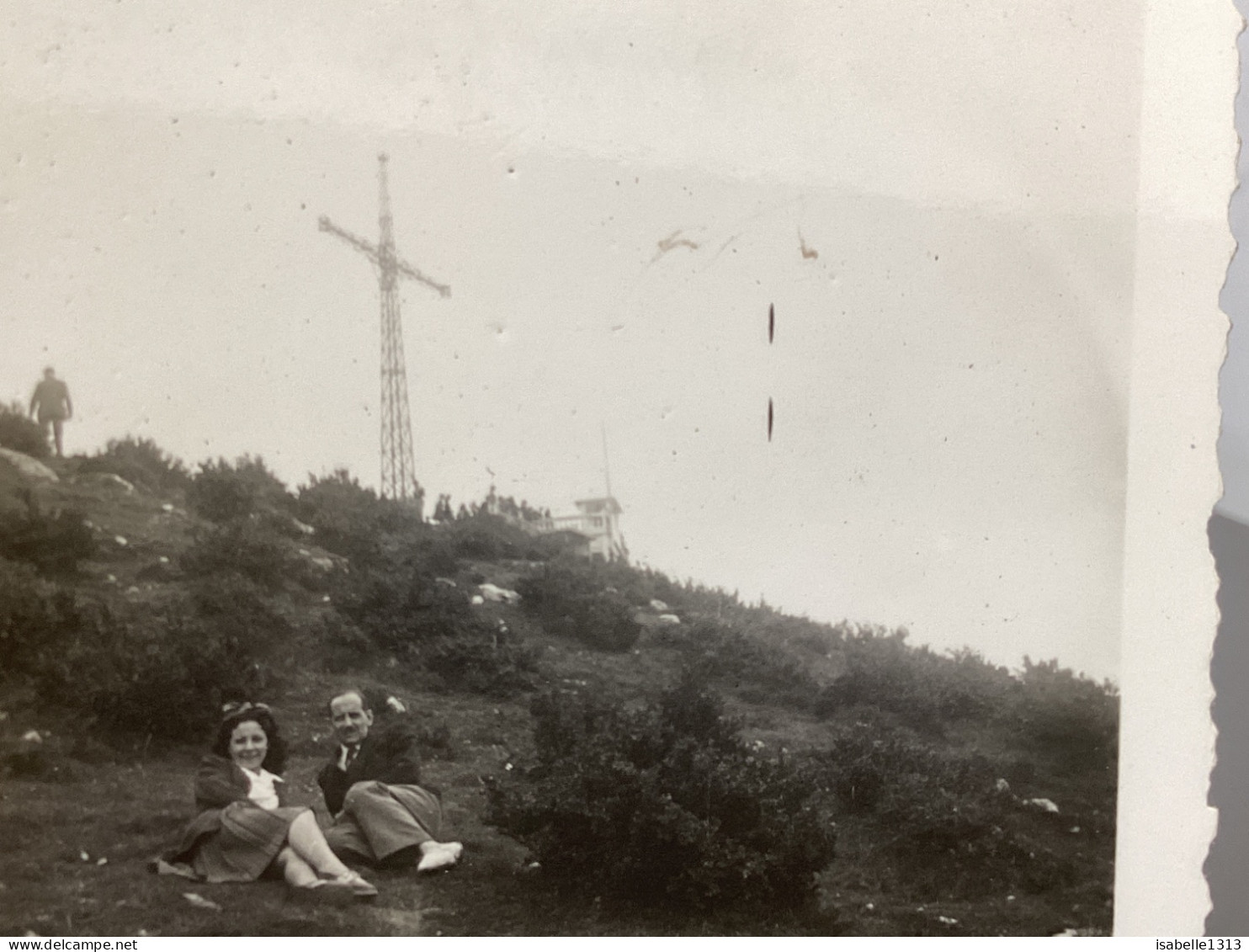 Photo Snapshot 1946 Pic Du Jet Ger Homme, Femme, Allongée Dans L’herbe, Derrière Croix, Homme Qui Marche, Homme, Femme - Anonymous Persons