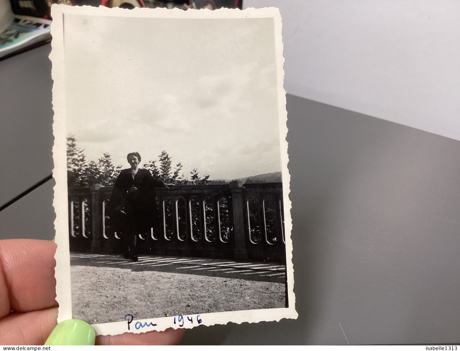 Photo Snapshot 1946 Pau Femme Sur Une Terrasse, Grande Terrasse, Habillée En Noir, Arbre Derrière Elle - Personnes Anonymes