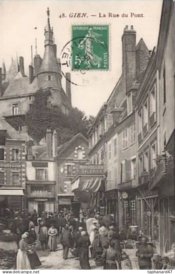 . 45 . GIEN . Rue Du Pont . Animation . - Gien