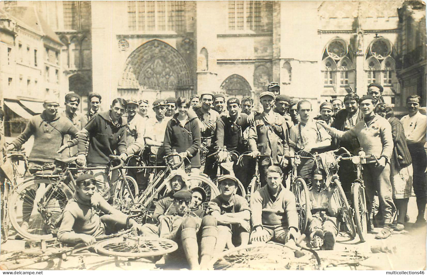 170424 - PHOTO ANCIENNE - 89 SENS Cycliste Devant La Cathédrale - Vélo - Sens