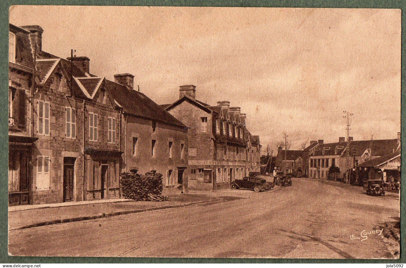 50 - QUETTREVILLE - La Place Du Château - Coutances