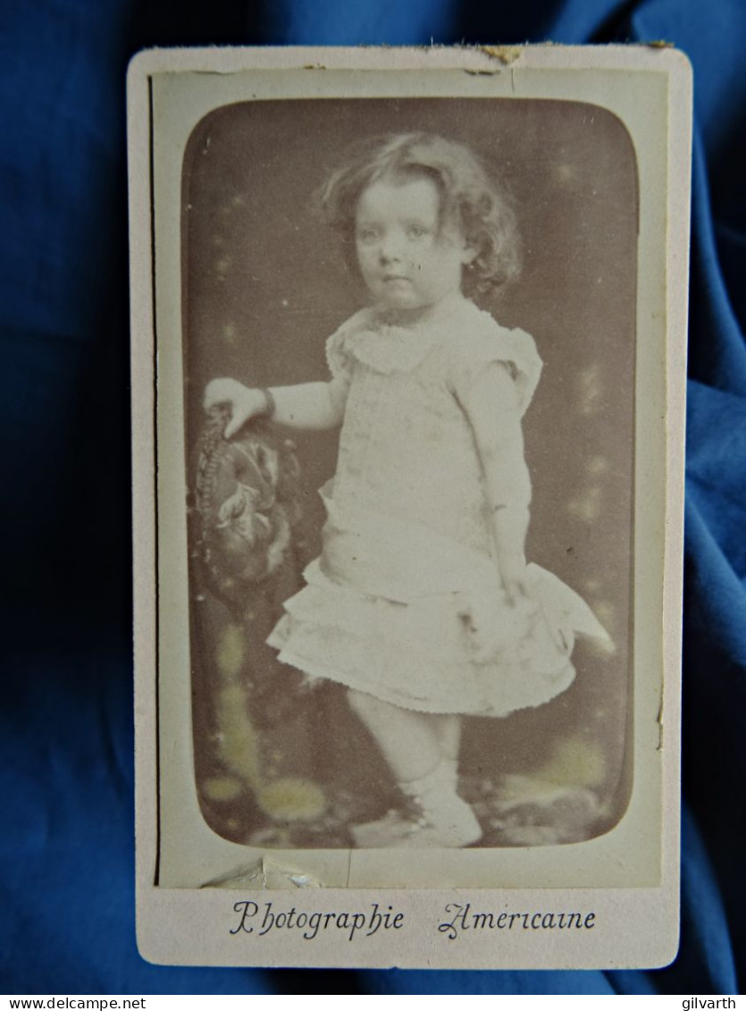 Photo CDV Photographie Américaine Paris  Petite Fille Debout Sur Une Chaise  Robe à Volants CA 1880-85 - L678 - Old (before 1900)