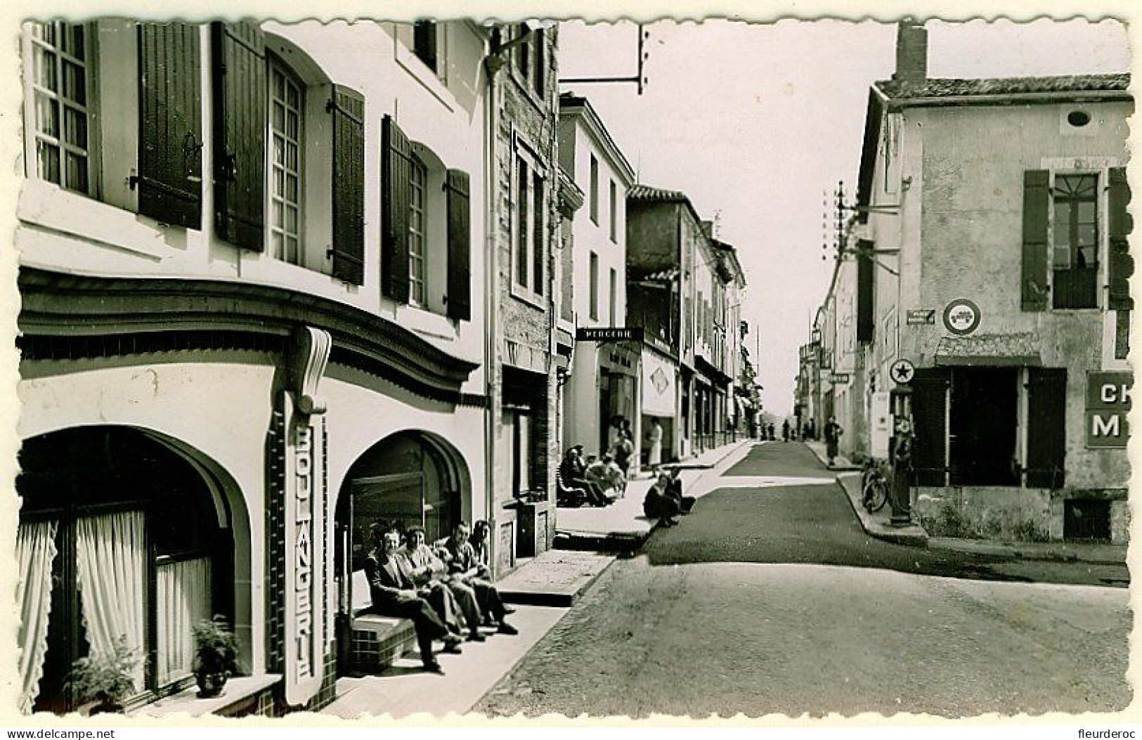 40 - BB53242CPSM - Monfort - Landes - Rue Des Poilus - Pompe Essence - Très Bon état - LANDES - Montfort En Chalosse