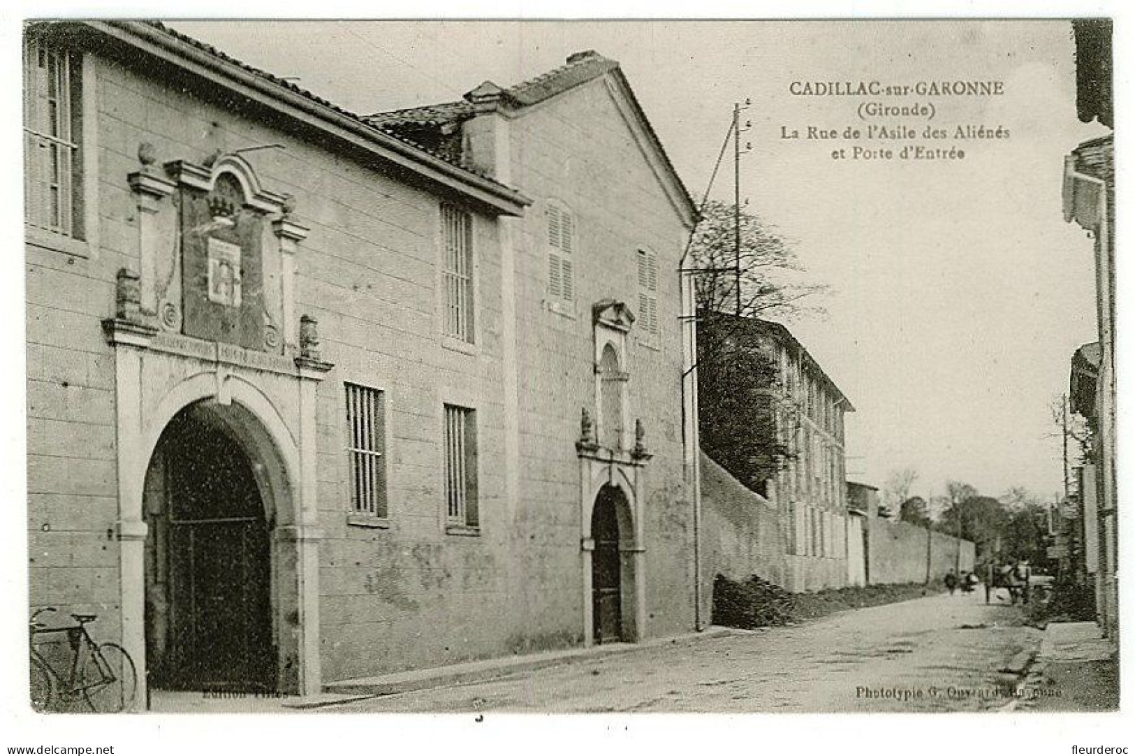 33 - CB51569CPA - CADILLAC SUR GARONNE - Rue De L'asile Des Alienes Et Porte D'entree - Parfait état - GIRONDE - Cadillac