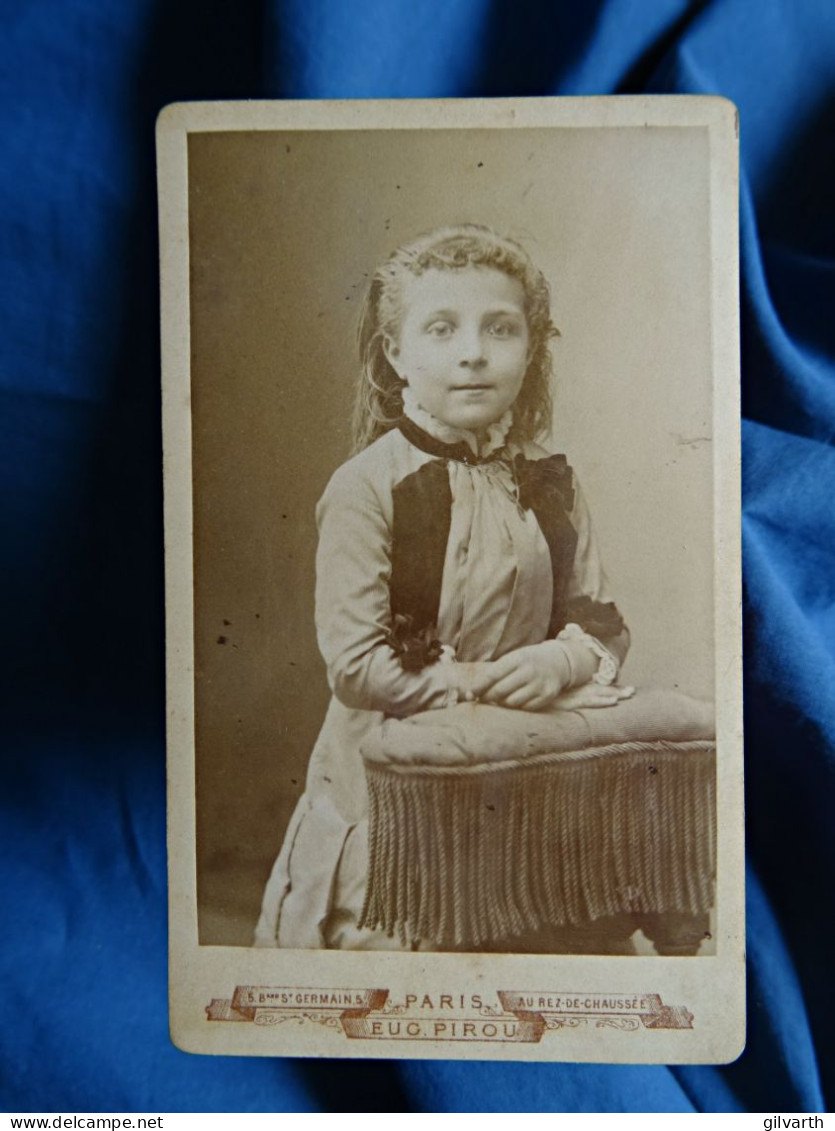 Photo CDV Pirou à Paris  Fillette Accoudée Sur Le Dossier à Franges D'une Chaise  CA 1885 - L678 - Ancianas (antes De 1900)