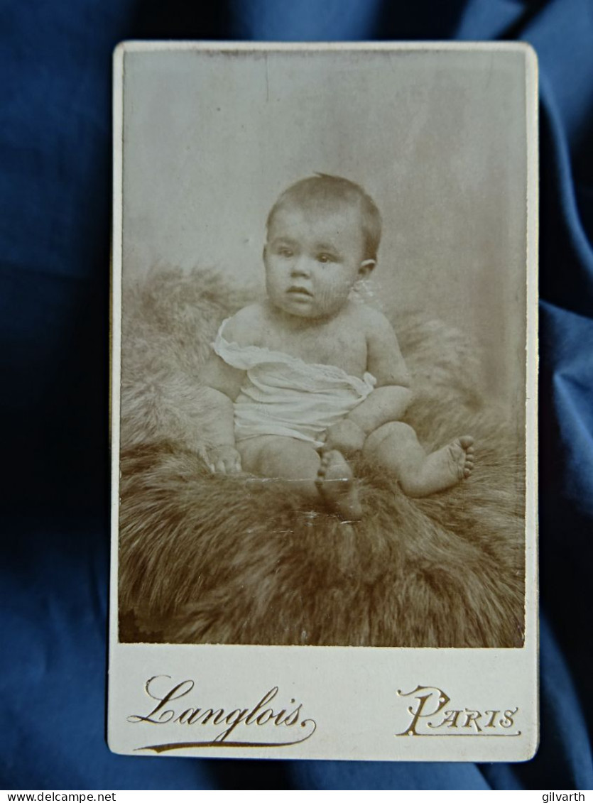 Photo CDV Langlois à Paris  Bébé Joufflu Assis Sur Une Fourrure CA 1890 - L678 - Ancianas (antes De 1900)