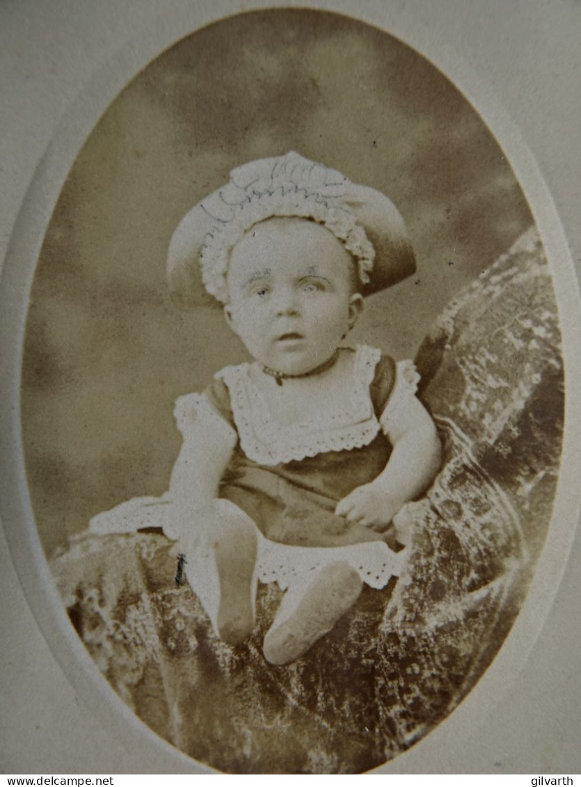 Photo CDV Antonin à Paris  Bébé En Robe Assis  Grand Chapeau, Bavoir  CA 1880-85- L678 - Ancianas (antes De 1900)