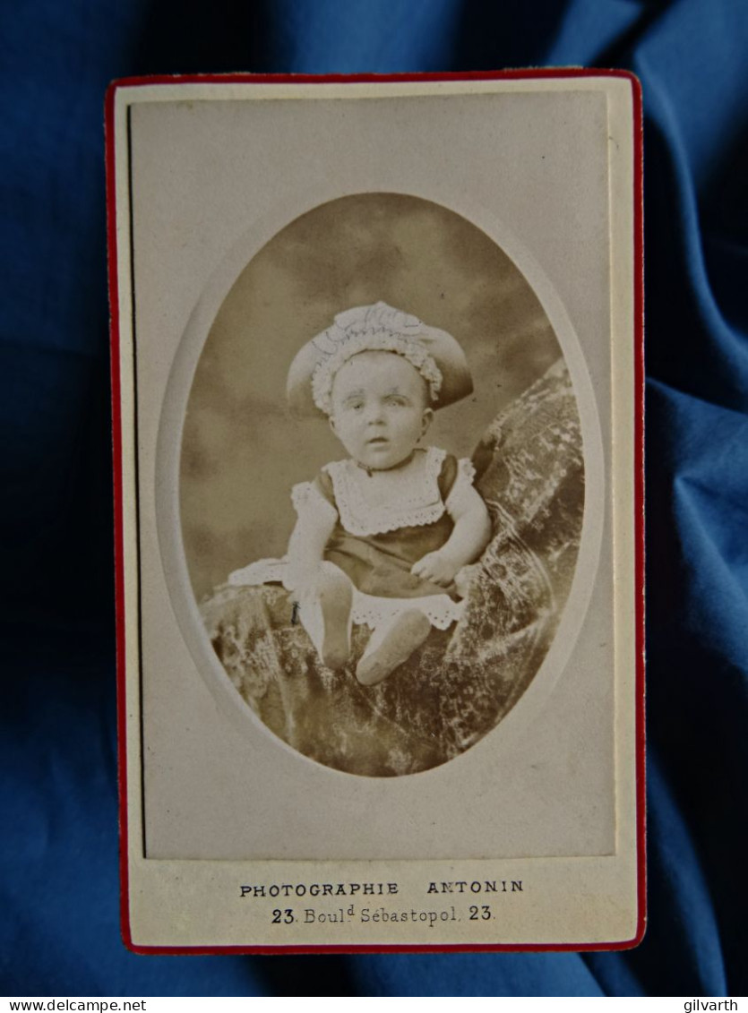 Photo CDV Antonin à Paris  Bébé En Robe Assis  Grand Chapeau, Bavoir  CA 1880-85- L678 - Ancianas (antes De 1900)