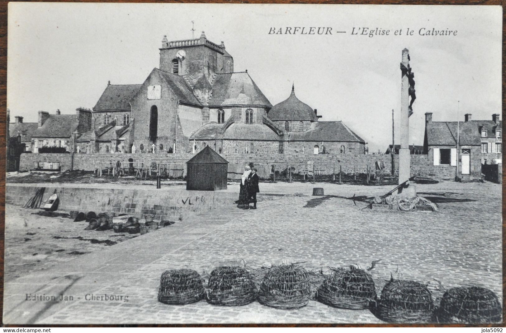 50 + BARFLEUR - L'Eglise Et Le Calvaire - Barfleur