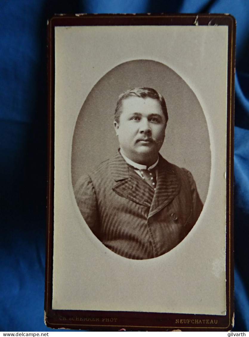 Photo CDV Scherrer à Neufchateau  Portrait Homme Corpulent  Veste Rayée Et Cravate à Pois  CA 1890 - L678 - Old (before 1900)