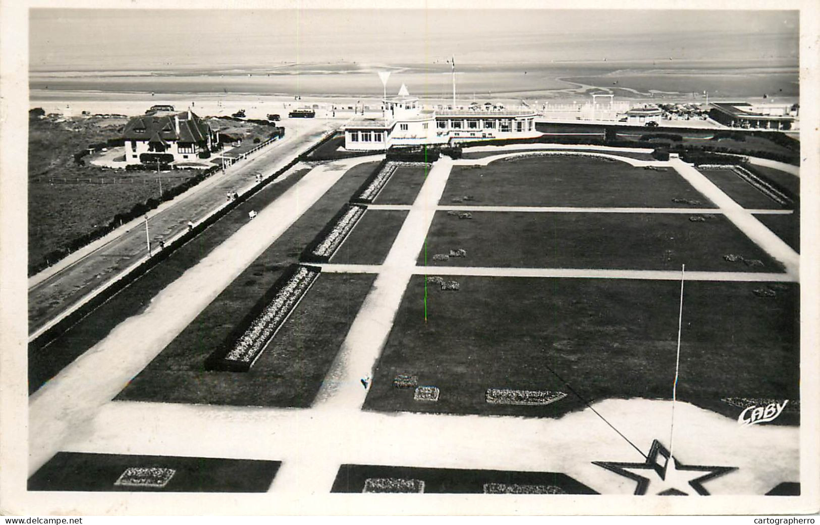 France Cpsm Deauville Plage Fleurie Le Casino - Deauville