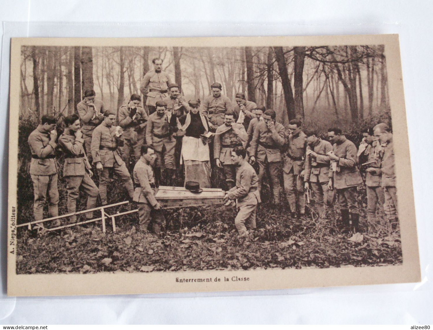 CPA  GUERRE  14/18  -- CAMP  DE  MAILLY  --  ENTERREMENT  DE  LA  CLASSE - Regimientos