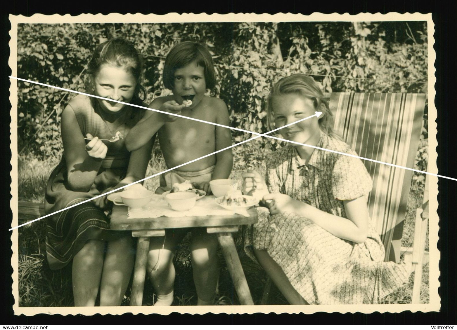 Orig. Foto 30er Jahre Hübsche Mädchen Zusammen, Picknick, Sweet Young Girls Schoolgirls Beach Fashion Garden Eating - Personnes Anonymes