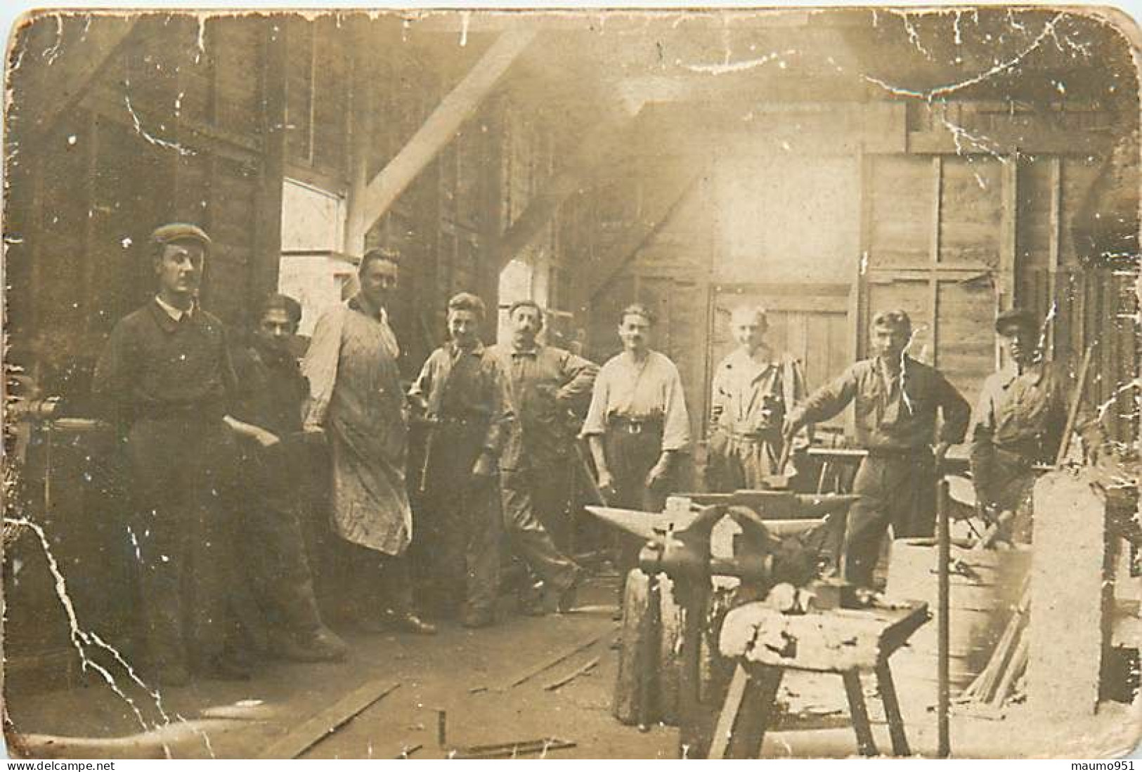 CARTE PHOTO - ATELIER DE FERONNERIE PHOTO DE GROUPE DES OUVRIERS - VENDU EN ETAT - Ambachten