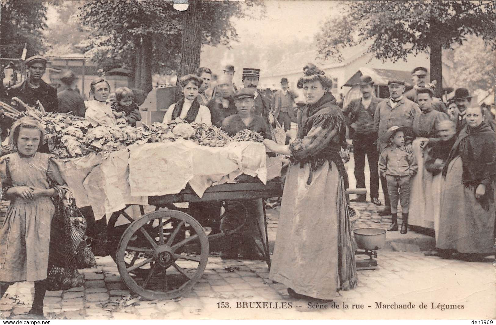 Belgique - BRUXELLES - Scène De La Rue - Marchande De Légumes - Carte Pelliculée - Voyagé 1909 (2 Scans) - Markets