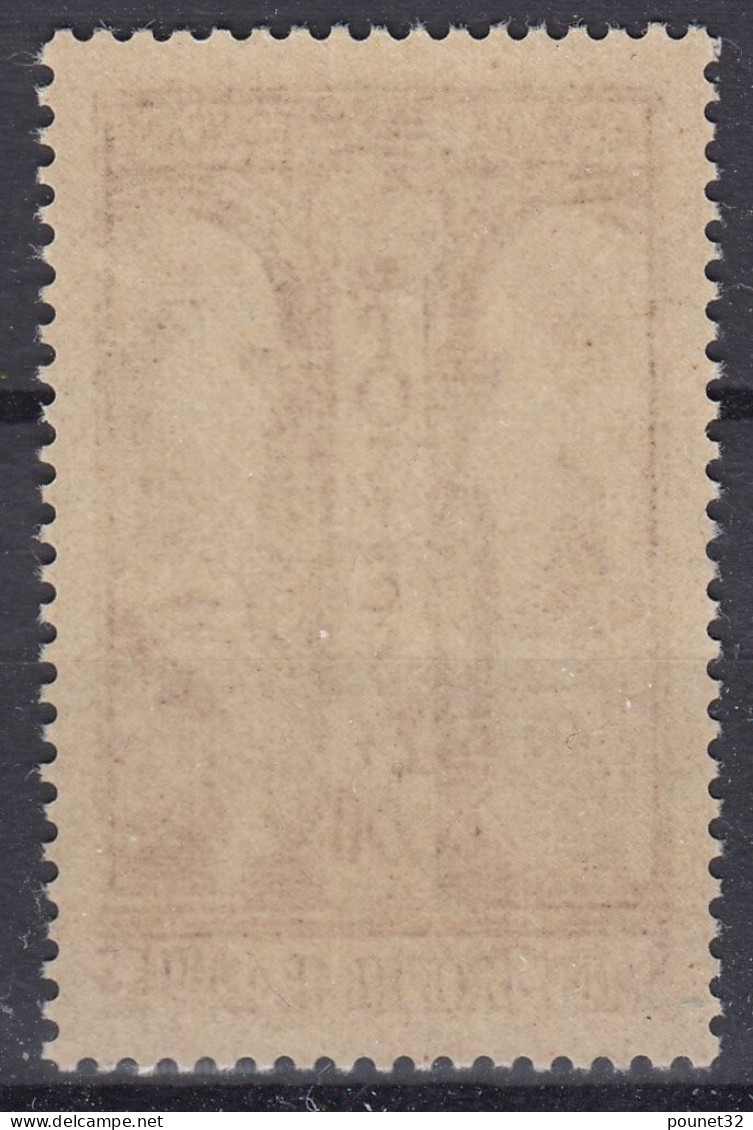 TIMBRE FRANCE ST TROPHIME D'ARLES N° 302 NEUF ** GOMME SANS CHARNIERE - COTE 90 € - Neufs
