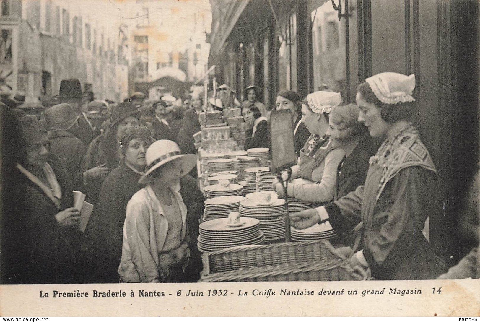 Nantes * La Première Braderie Le 6 Juin 1932 * La Coiffe Nantaise Devant Un Grand Magasin * Marché Foire - Nantes