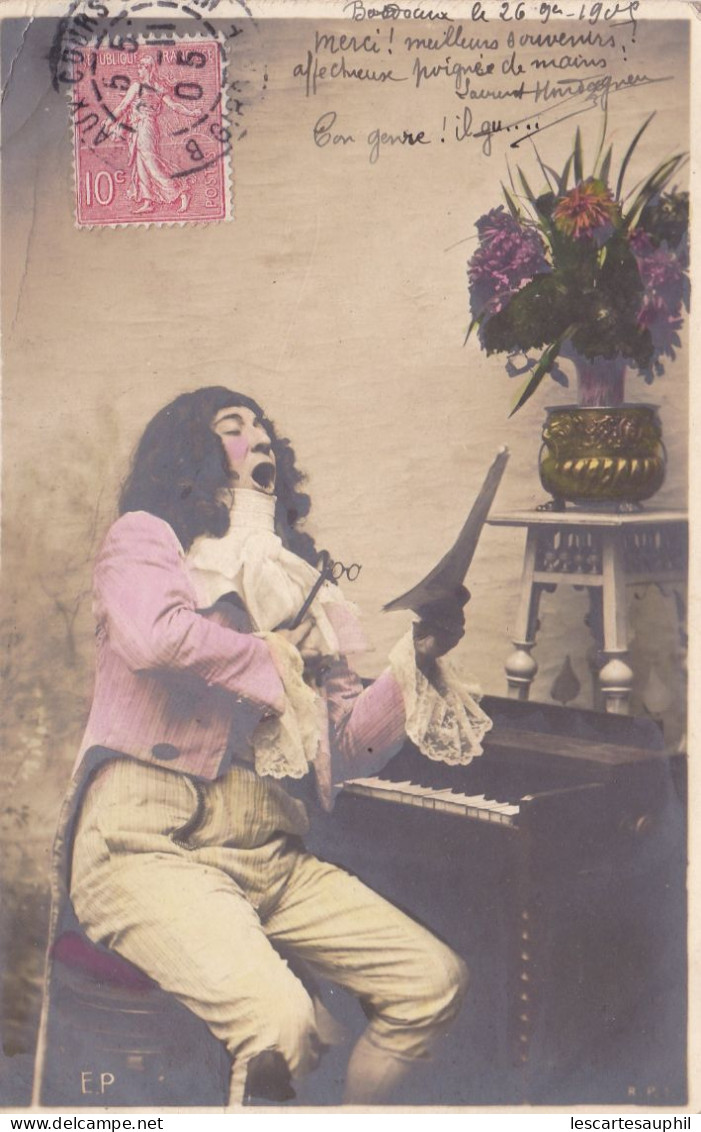 Carte Photo Chanteur Devant Son Clavier Mode De 1905 Redingote Col Haut Jabot - Mode