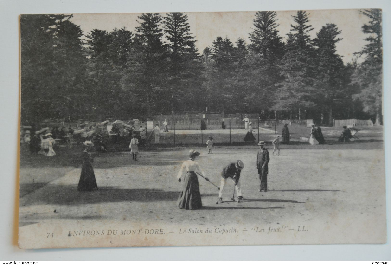 CPA Environs Du Mont Doré Le Salon Du Capucin Les Jeux -  CHA01 - Le Mont Dore