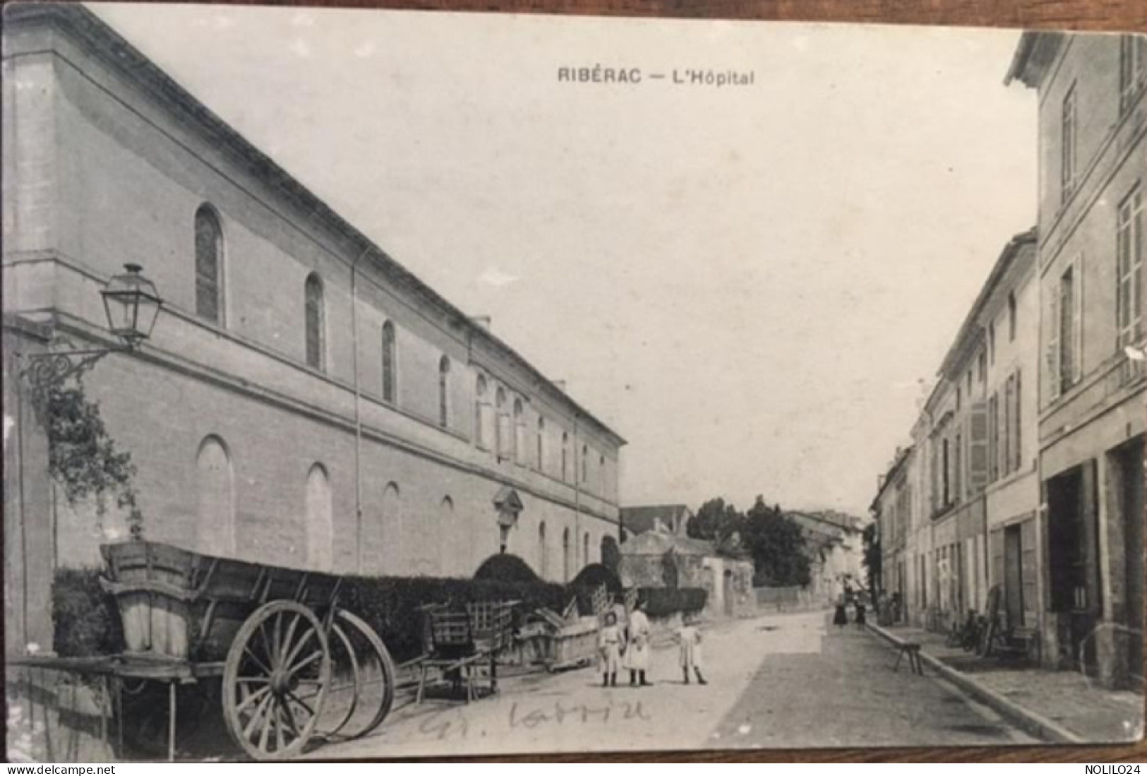 Cpa 24 Dordogne, Ribérac, L'Hôpital, Animée, Charrettes, Non écrite - Riberac