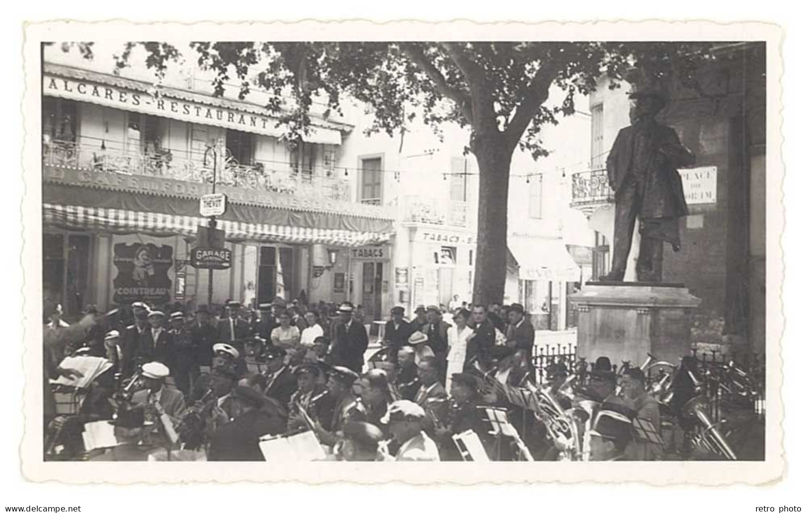 Photo Arles Place Du Forum , Fanfare - Lieux