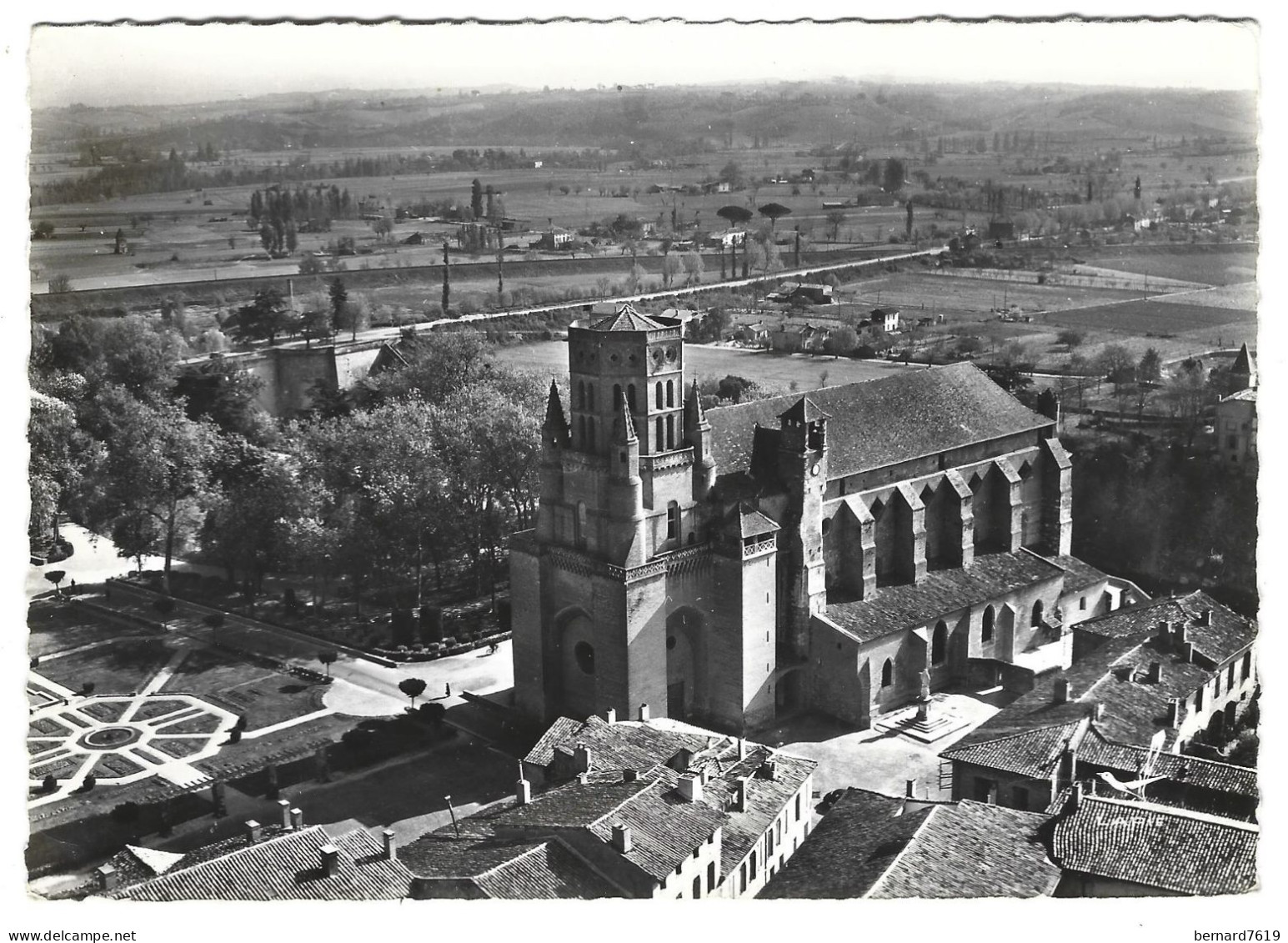 81 Lavaur - La Cathedrale Et Square Mengaud - Lavaur