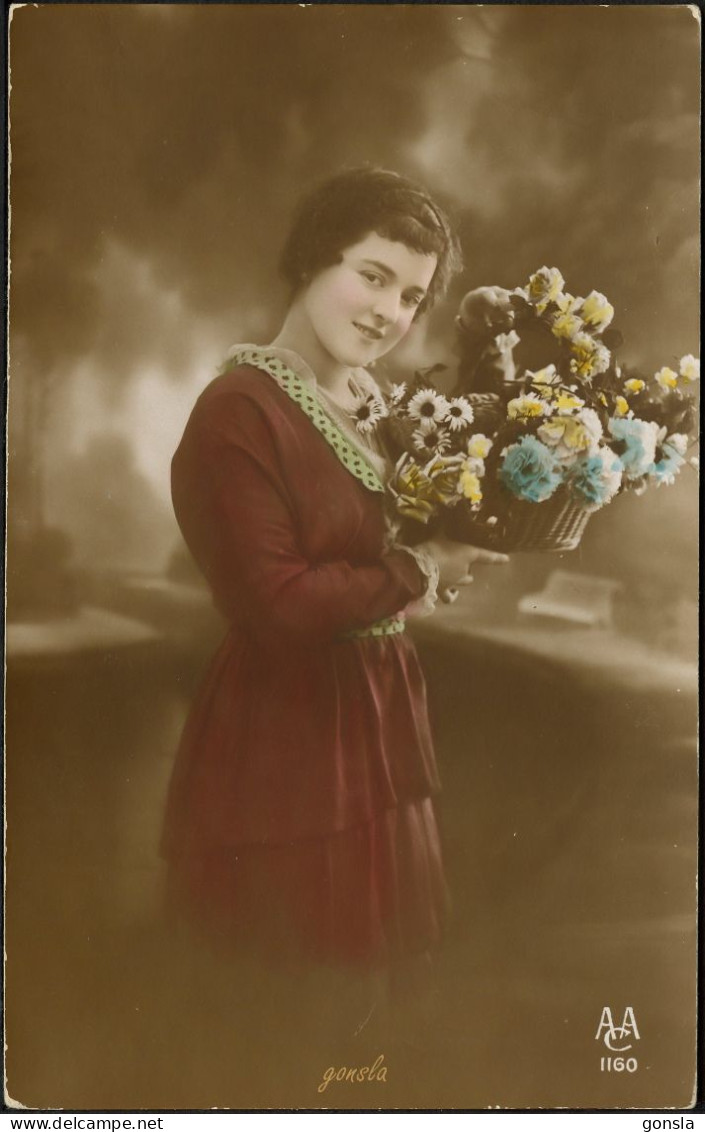 FEMME 1910 "Jeune Fille En Fleurs" - Photographie