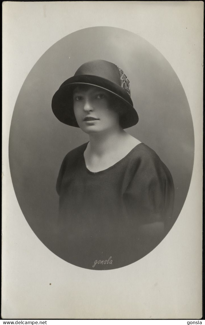 FEMME 1910 "Portrait Fenêtre Encadrée" Cachet - Photographie