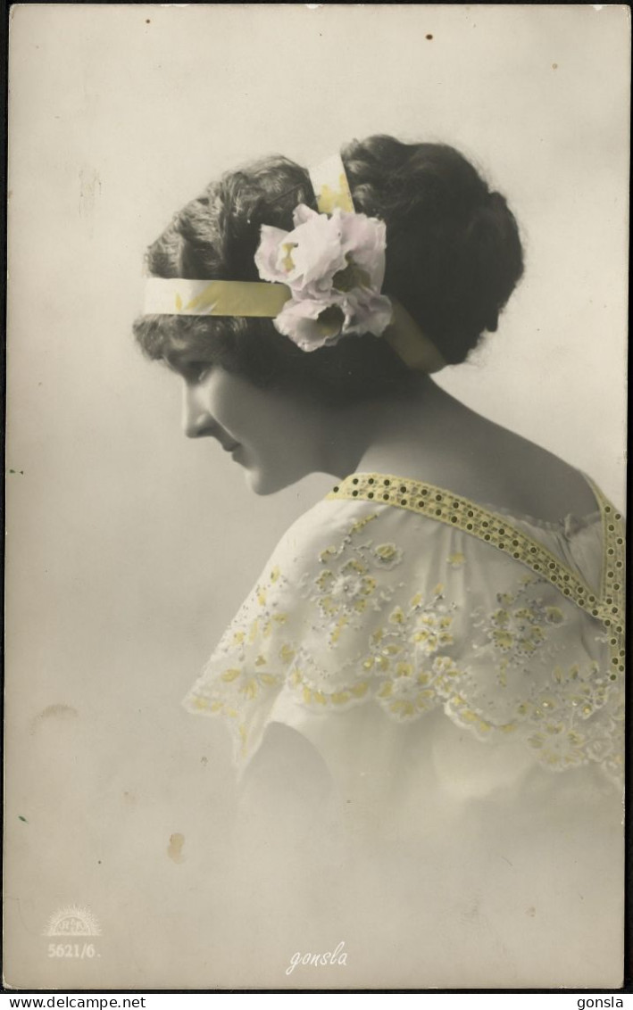 FEMME 1910 "Portrait" Belle Femme En Pose - Photographs