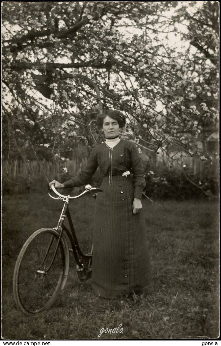 FEMME 1920 "Pose-Photo" Mise En Scène Avec Bicyclette - Fotografie