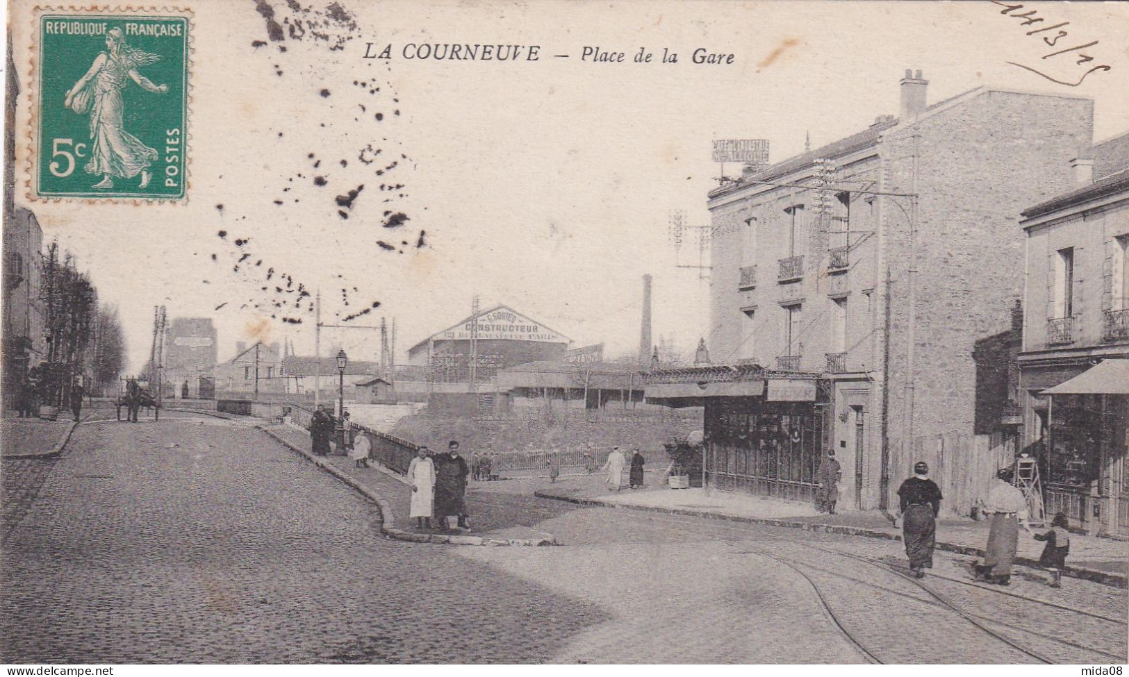 93. LA COURNEUVE . Place De La Gare . Animée . Constructeur SOHIER . - La Courneuve