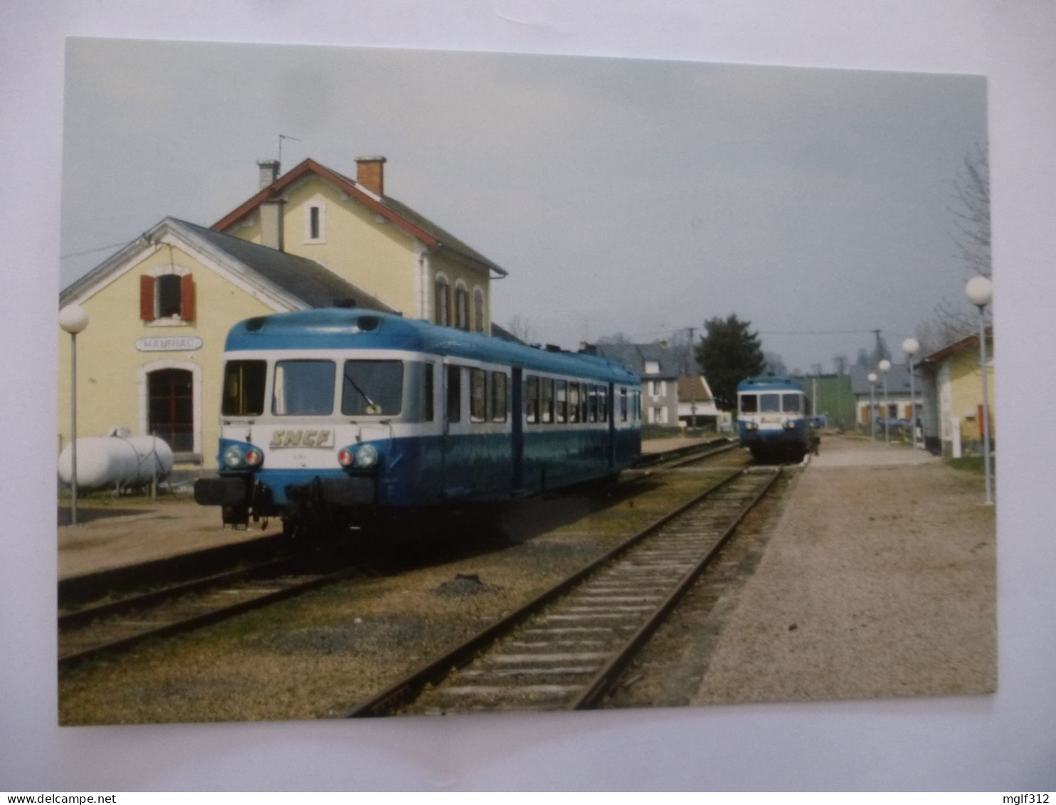 MAURIAC  (15) : Autorails X 2911 Et X 2816 - Liaison Bort-les-Orgues - Aurillac En Avril 1993 - Stazioni Con Treni