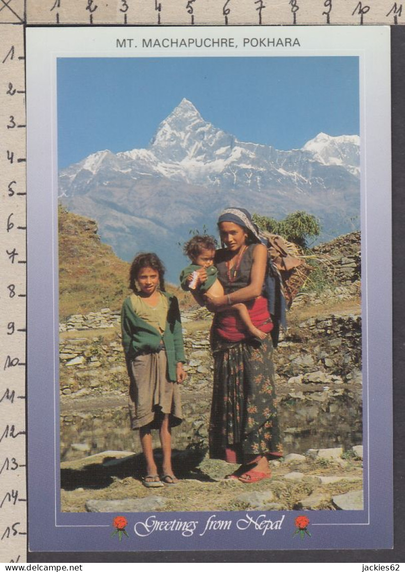 122715GF/ POKHARA, Village Women Pose In Front Of Machapuchre - Nepal