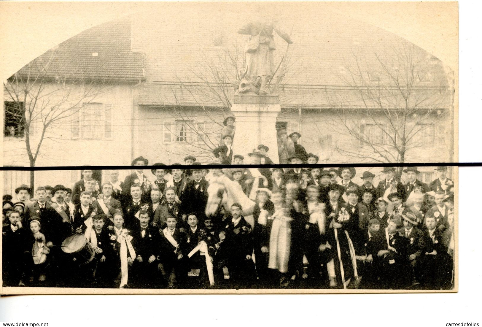 CPA . AIN. D01. Oyonnax . Statue Le Vieux François  1898 . Place De L'ancienne Mairie . Aujourd'hui Au Nouveau Cimetière - Oyonnax