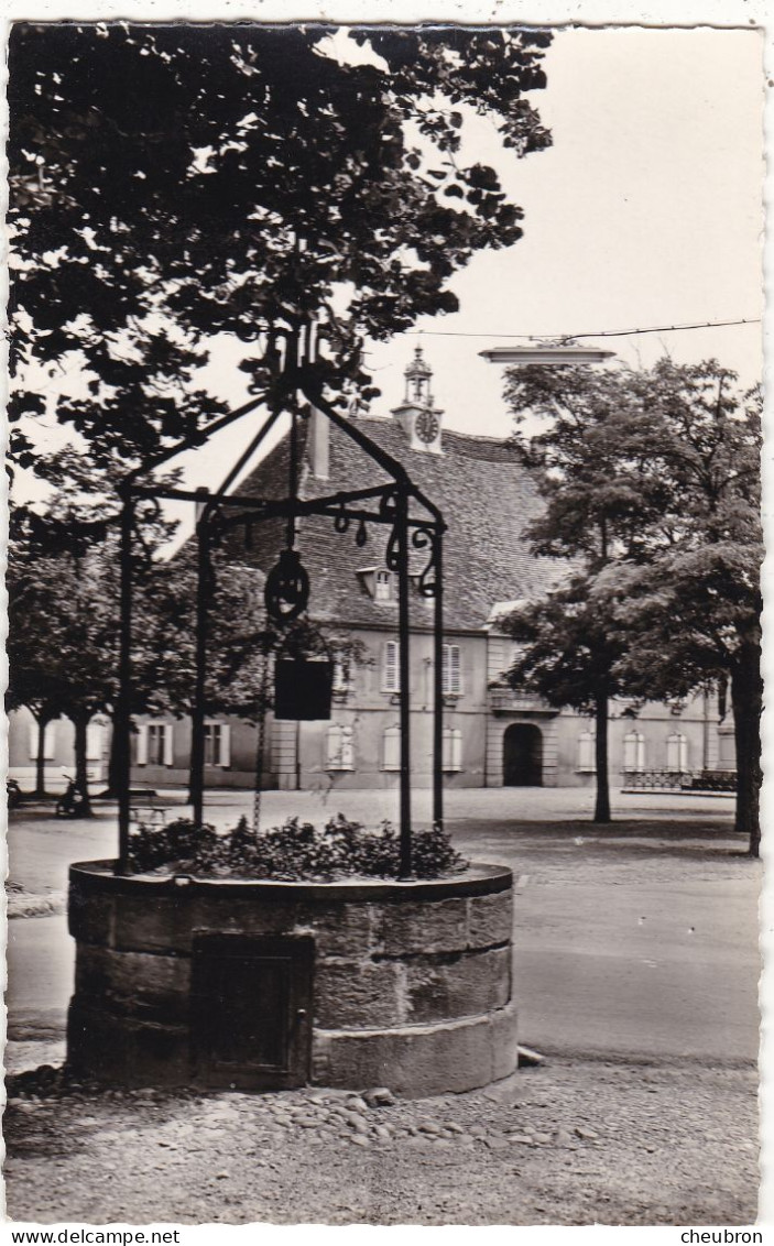 68. NEUF- BRISACH. CPA. UNE FONTAINE AVEC L'HOTEL DE VILLE.. ANNEES 50 - Neuf Brisach