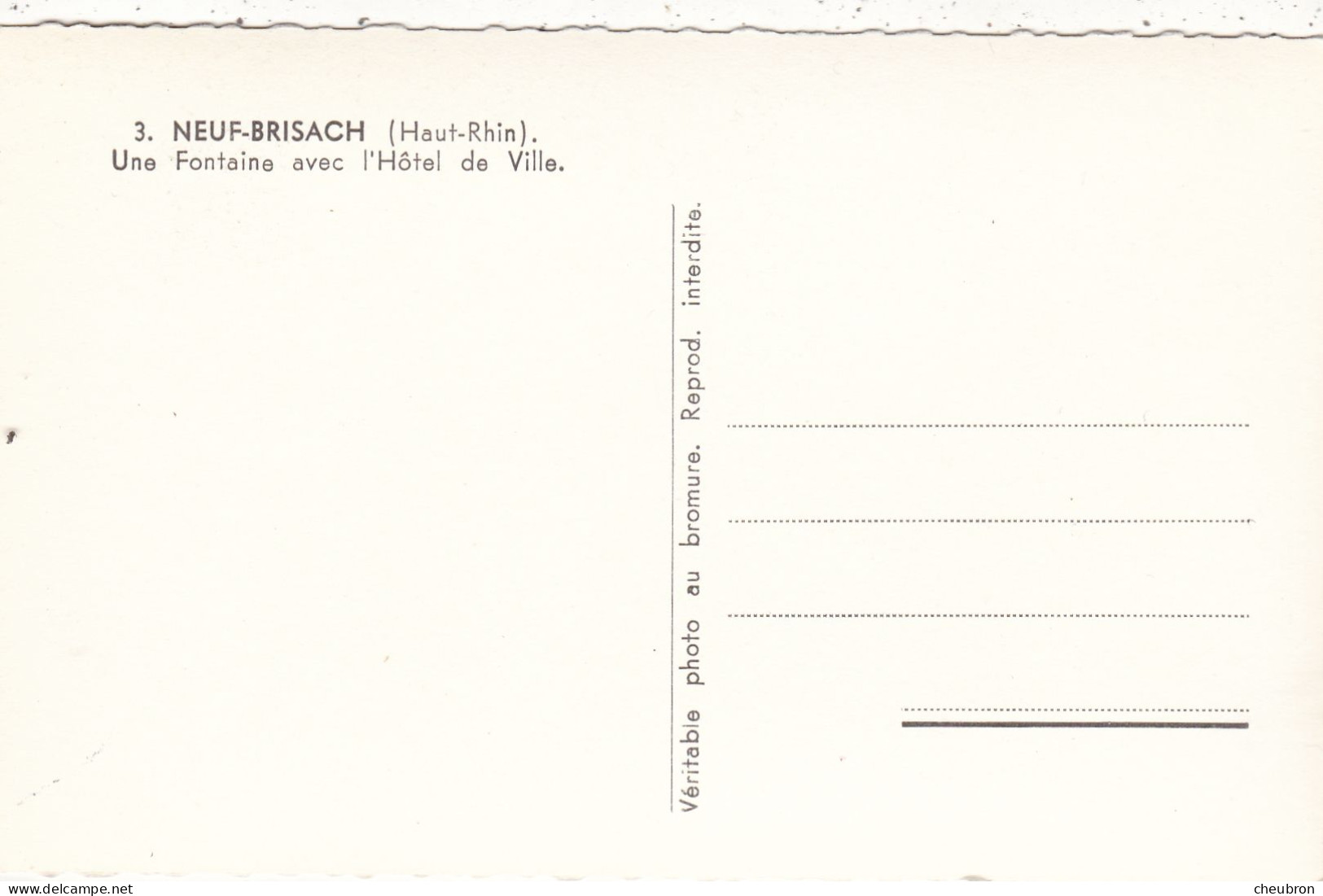 68. NEUF- BRISACH. CPA. UNE FONTAINE AVEC L'HOTEL DE VILLE.. ANNEES 50 - Neuf Brisach