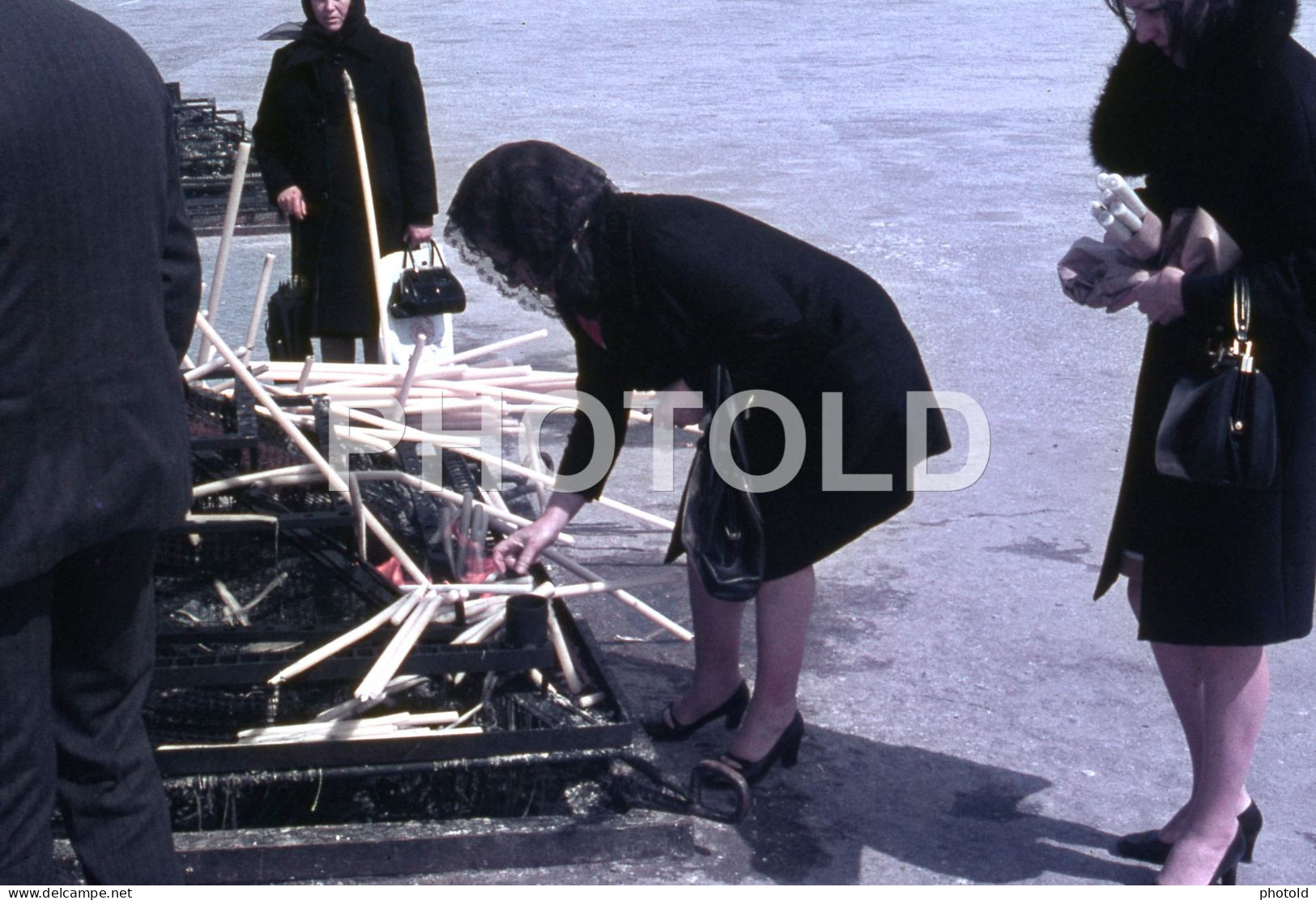 1972 VELAS FATIMA LEIRIA PORTUGAL ORIGINAL AMATEUR 35mm DIAPOSITIVE SLIDE Not PHOTO No FOTO NB4073 - Diapositives (slides)