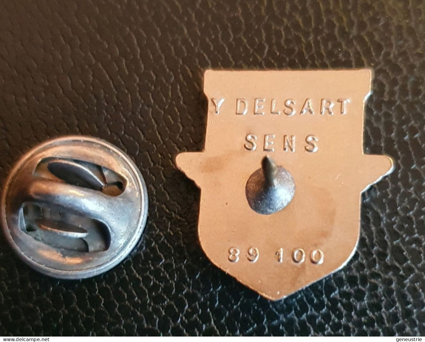 Insigne Années 80 Type Pin's "17e Régiment Du Génie Aéroporté De Montauban" Fab. Delsart à Sens - Hueste