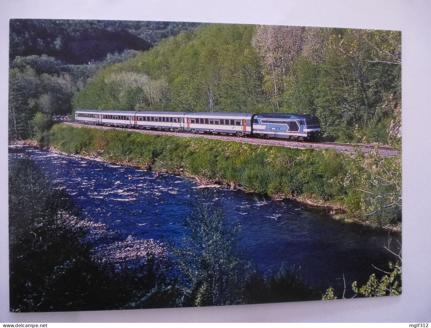 Ferrières-St-Mary (15) : BB 67525 En Tête Du "Thermal"  Paris-Lyon à Aurillac Longe L'Alagnon En Mai 2004 - Gares - Avec Trains