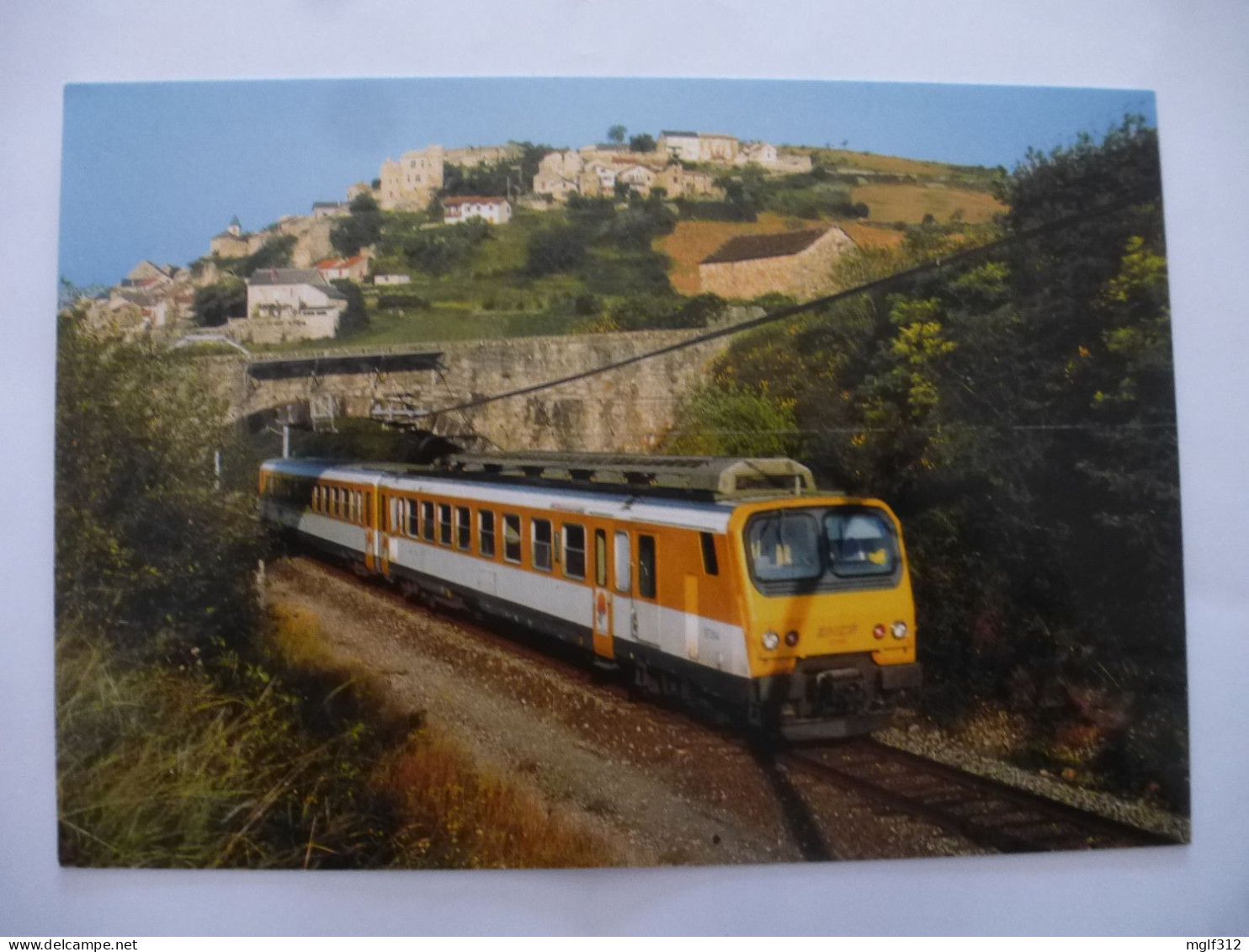 COMPEYRE (12) Ligne Des CAUSSES Béziers-Neussargues Automotrice Z 7354 Au Pied Du Village Peu Après Aguessac Aout 1992 - Treinen