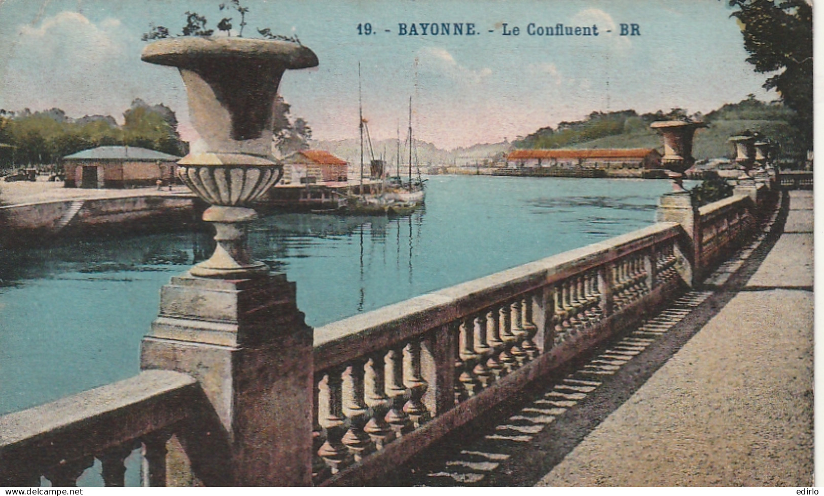 *** 64  *** BAYONNE  Le Confluent  TB Timbre Décollé  - Bayonne