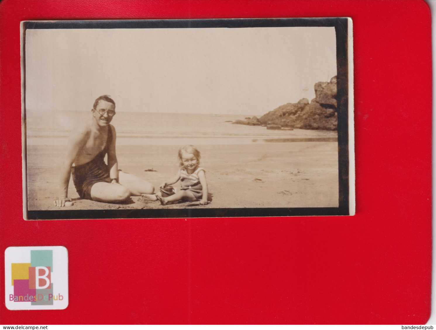 Photo Originale 1934 Enfant Et Son Papa Plage Erquy Maillot Bain Homme Torse Nu - Lugares