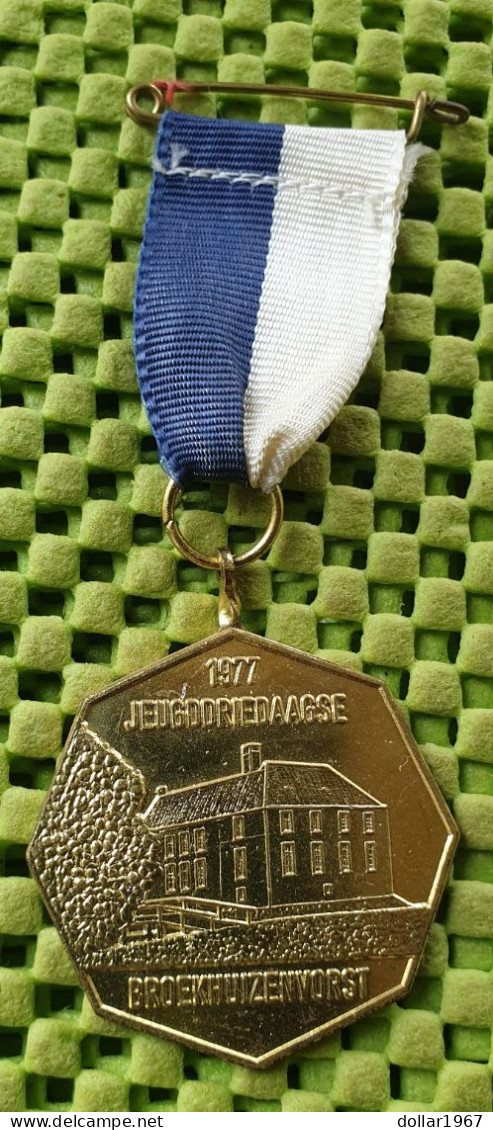 Medaile  : Jeugddriedaagse Broekhuizenworst 1977 -  Original Foto  !!  Medallion  Dutch - Andere & Zonder Classificatie