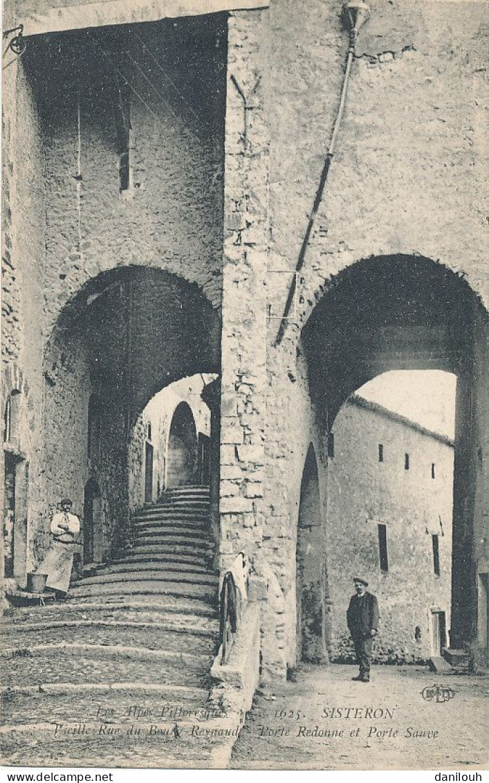 04 // SISTERON   Vieille Rue Du Bourg   Porte Redonne Et Porte Sauve - Sisteron