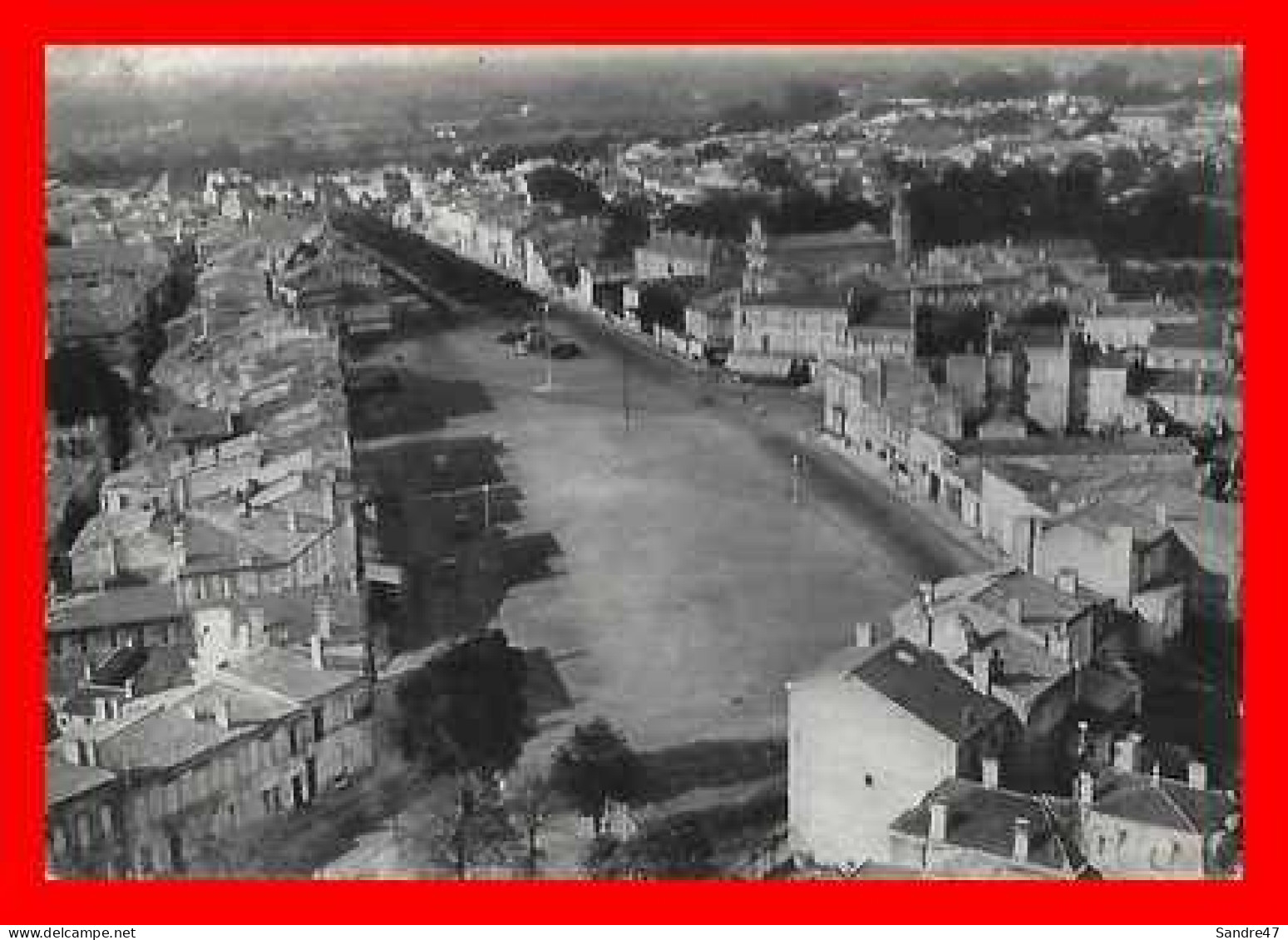 CPSM/gf (33) LIBOURNE. Vue Aérienne De La Place Decazes Et Allées De La République.*7986 - Libourne